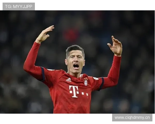 菲尔米诺与本泽马：伪九号功能分化，前者回撤组织更频繁，后者终结更集中