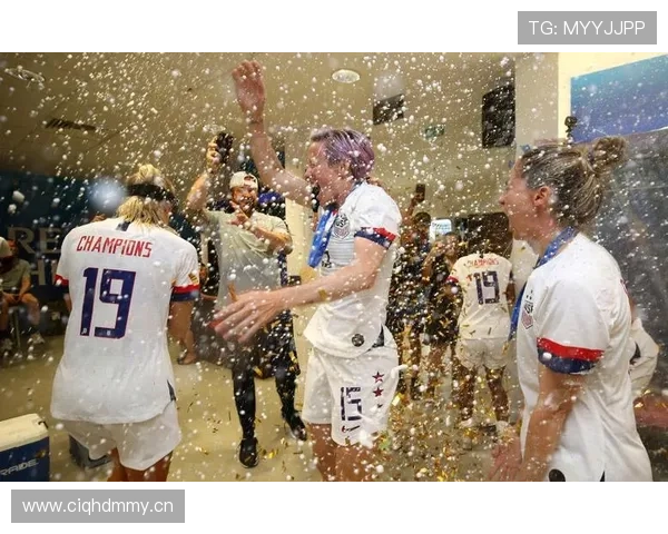 拉皮诺退役后还在晒百万年薪时期的香槟浴？