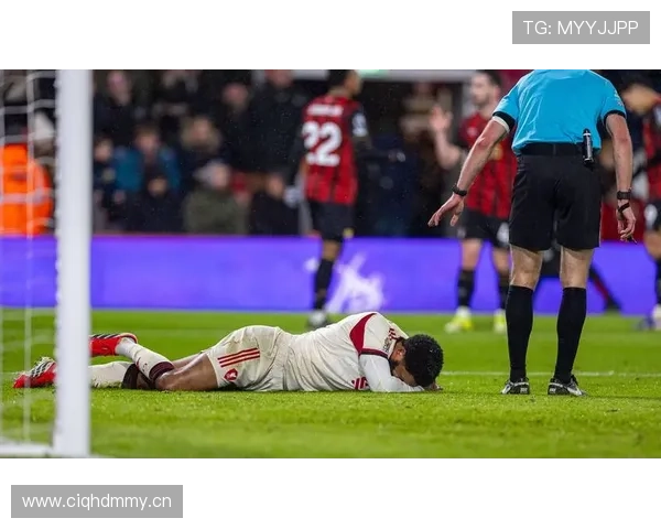 比赛中球员受伤倒地，裁判为何有时不停哨？规则拆解