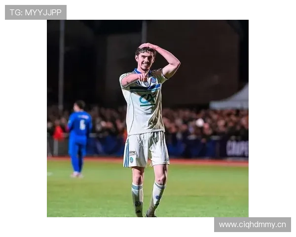 阿尔瓦雷斯训练完吃牛排那架势，普通人一周工资都没那块肉贵吧？